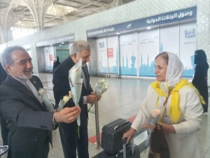 ورود زائران کردستانی و کرمانشاهی به مدینه منوره با اولین پرواز عمره